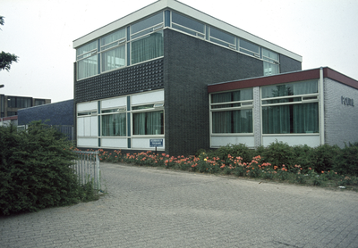 117651 Gezicht op het in het wijkcentrum Kanaleneiland gevestigde politiebureau (Marco Pololaan 6) te Utrecht.